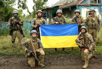 Militares de Odessa da marinha exibem bandeira ucraniana na recém-liberada cidade de Storozheve, na linha de frente em Donetsk. 12/06/2023 -