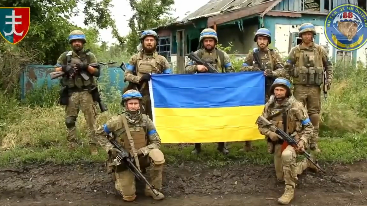 Militares de Odessa da marinha exibem bandeira ucraniana na recém-liberada cidade de Storozheve, na linha de frente em Donetsk. 12/06/2023 -