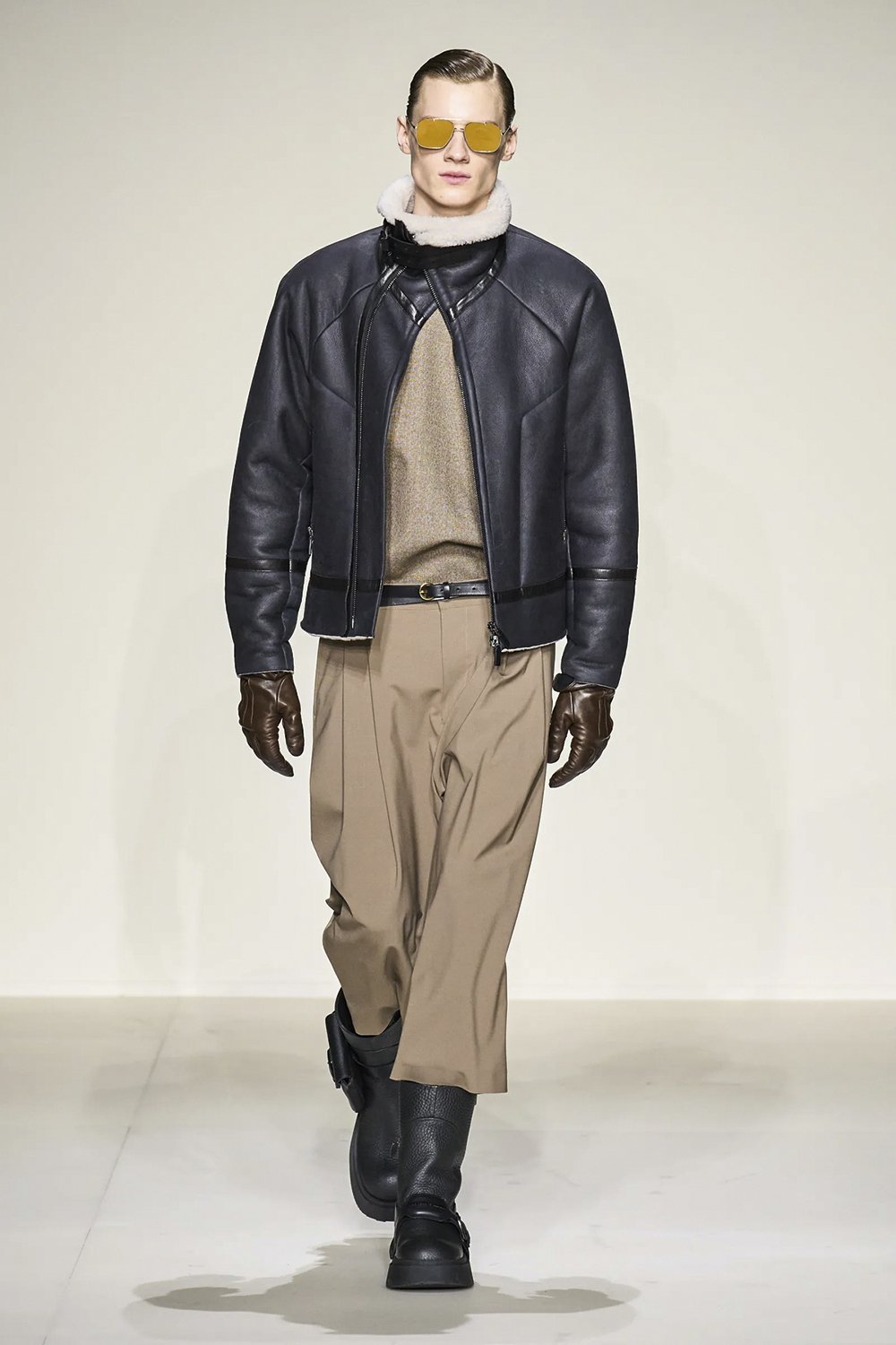 DESFILE—EMPORIO-ARMANI-2024—JAQUETA-COURO.jpg ÍCONE - Emporio Armani: jaqueta de couro segue protagonista em desfiles