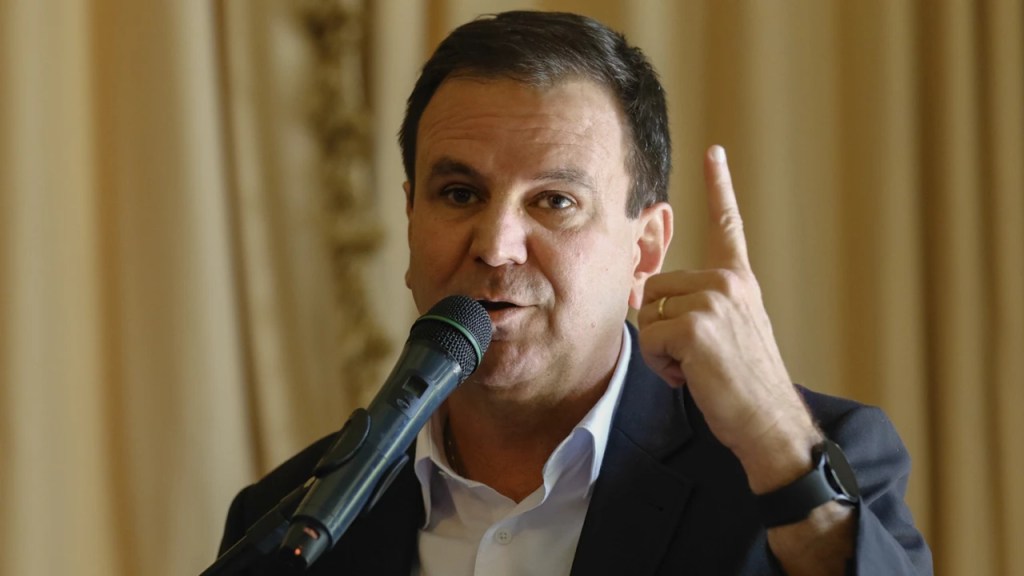 Paes anuncia desapropriação de terreno para estádio do Flamengo