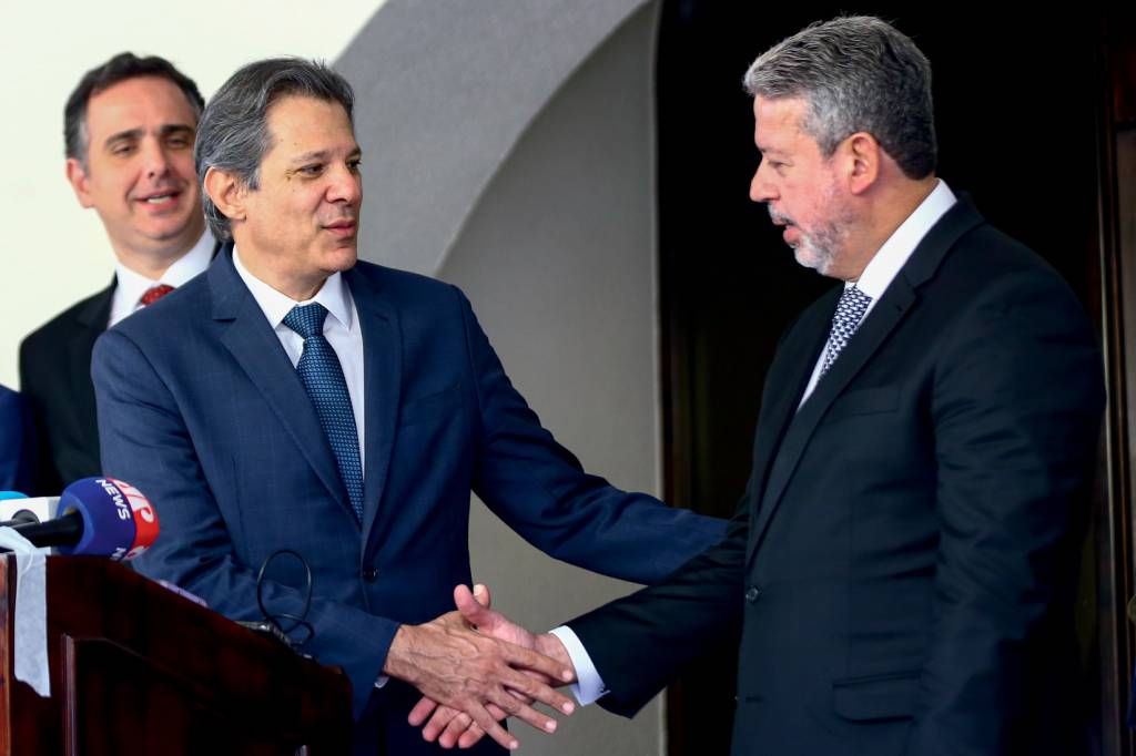Brasília (DF), 23/05/2023 – O ministro da Fazenda, Fernando Haddad, e os presidentes da Câmara, Arthur Lira, e do Senado, Rodrigo Pacheco, durante entrevista após reunião na residência oficial da presidência do Senado. Foto: Marcelo Camargo/Agência ECONOMIA - Com Fernando Haddad: pacto para evitar retrocessos e isolar o PT