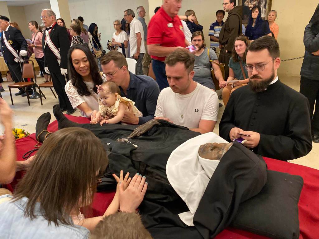 Corpo de freira que não se decompôs atrai turistas nos Estados Unidos