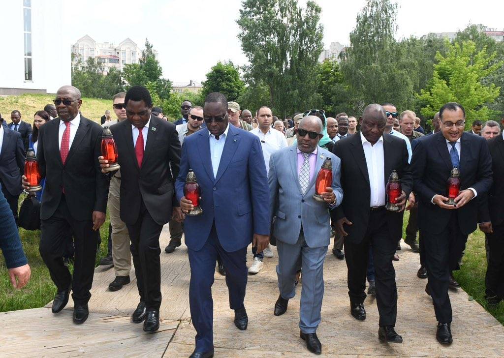 Sob explosões, missão de paz africana visita capital da Ucrânia