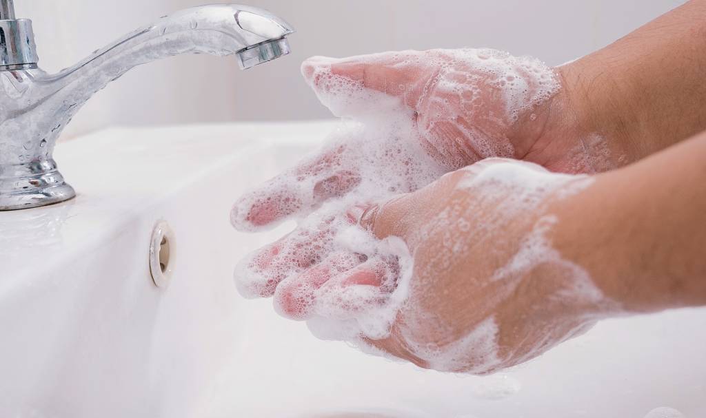 washing hands by soap for safety from corona virus BÁSICO - Lavar as mãos: novo estudo confirma proteção contra infecções