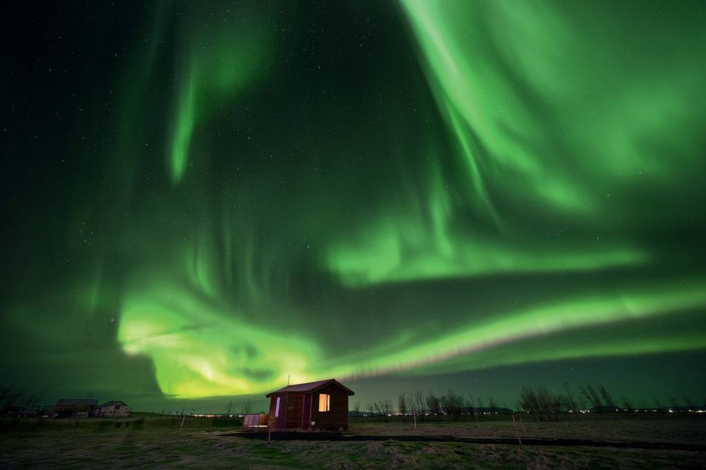 Northern lights in Iceland ÁRTICO - Aurora boreal ilumina noite no norte do planeta: beleza intocada