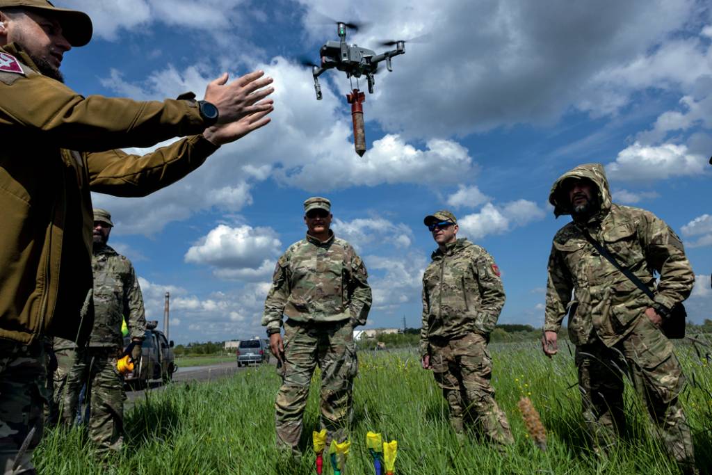 Ukranian Military Train Drone Pilots For War NA GUERRA - Reação: ucranianos usam drones com bombas contra russos