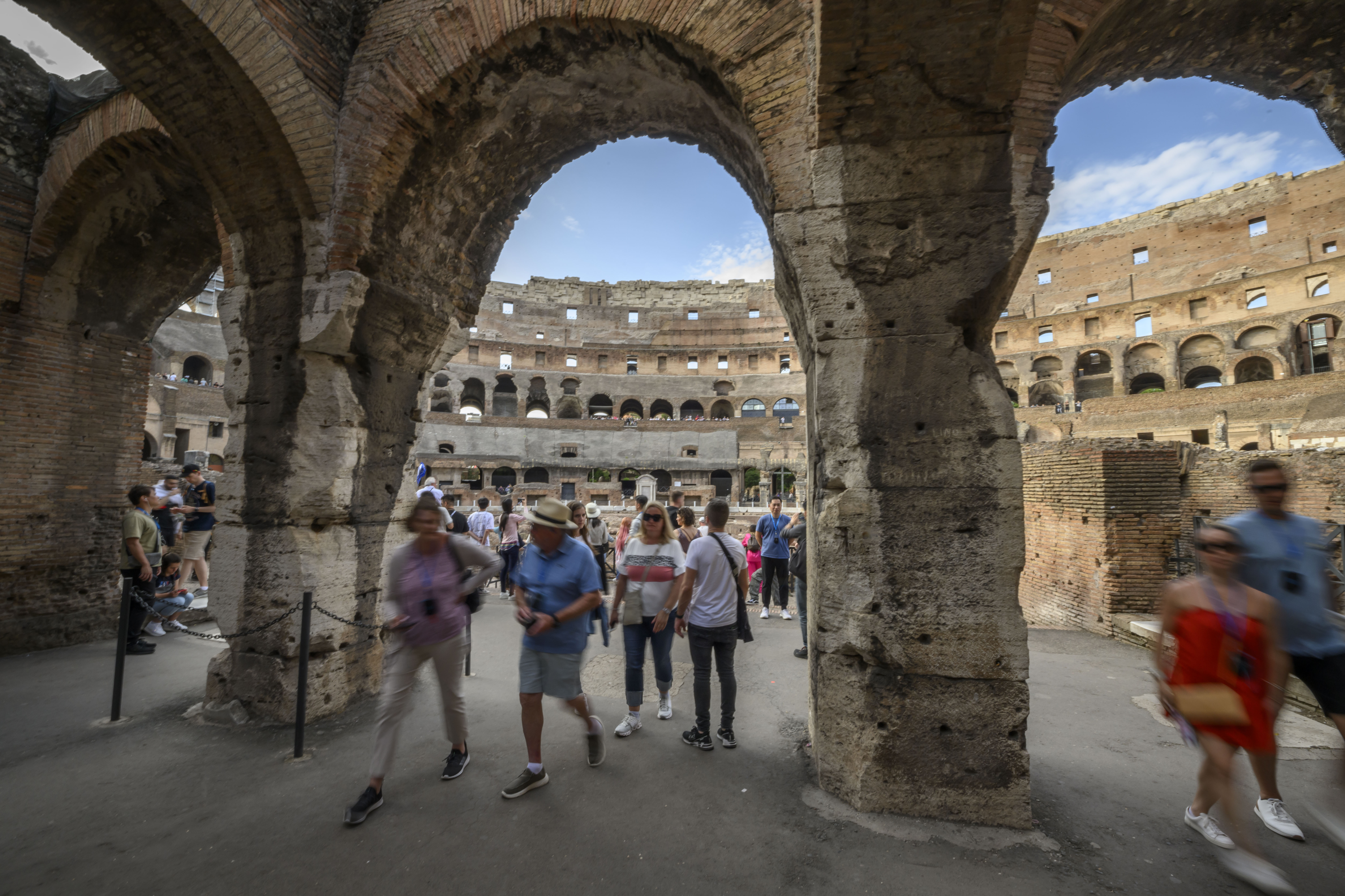 Itália planeja punição exemplar para turista que cravou nome no Coliseu