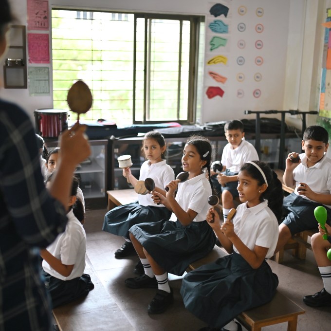 Índia exclui teoria da evolução e tabela periódica do currículo escolar