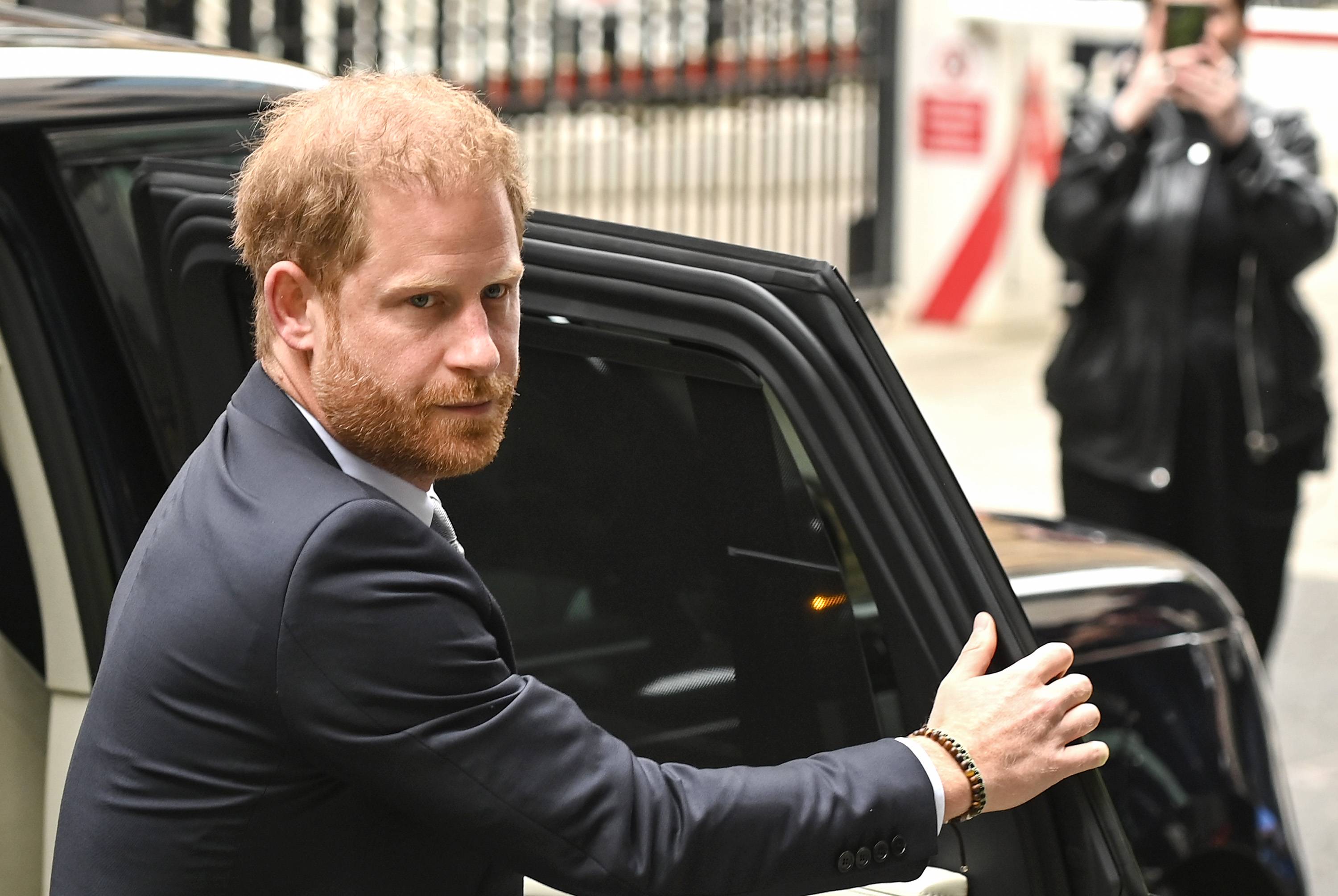 Príncipe Harry e Elton John perdem processo multimilionário contra tabloide britânico