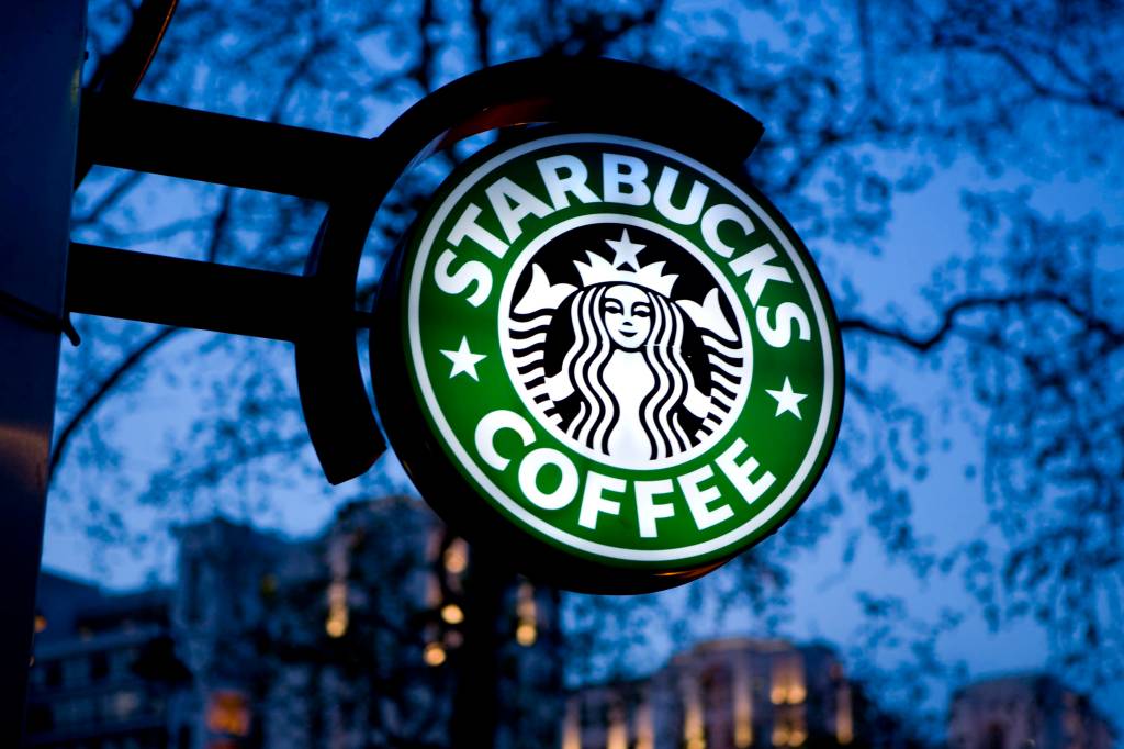 Starbucks demite funcionários e fecha lojas em reestruturação de US$ 1 bilhão