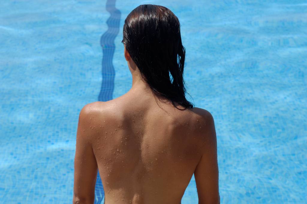Barcelona libera topless feminino em piscinas e condena ‘discriminação’