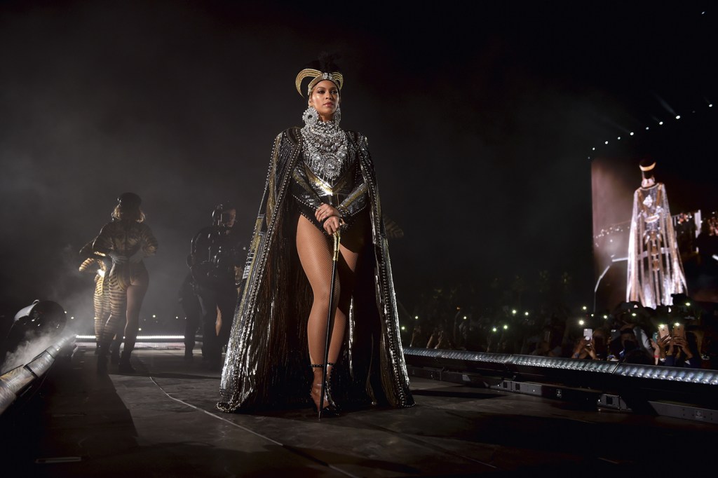 INSPIRAÇÃO - Beyoncé com visual inspirado em Nefertiti: autoridade