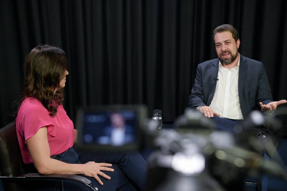 A jornalista Clarissa Oliveira e o deputado federal Guilherme Boulos durante entrevista ao programa Amarelas On Air, de Veja