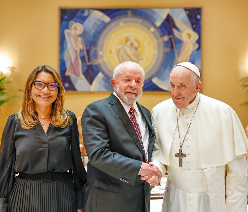 Imagem do WhatsApp de 2023-06-21 à(s) 10.27.06 Presidente Lula (esq) e papa Francisco se encontram no Vaticano. 21/06/2023 -