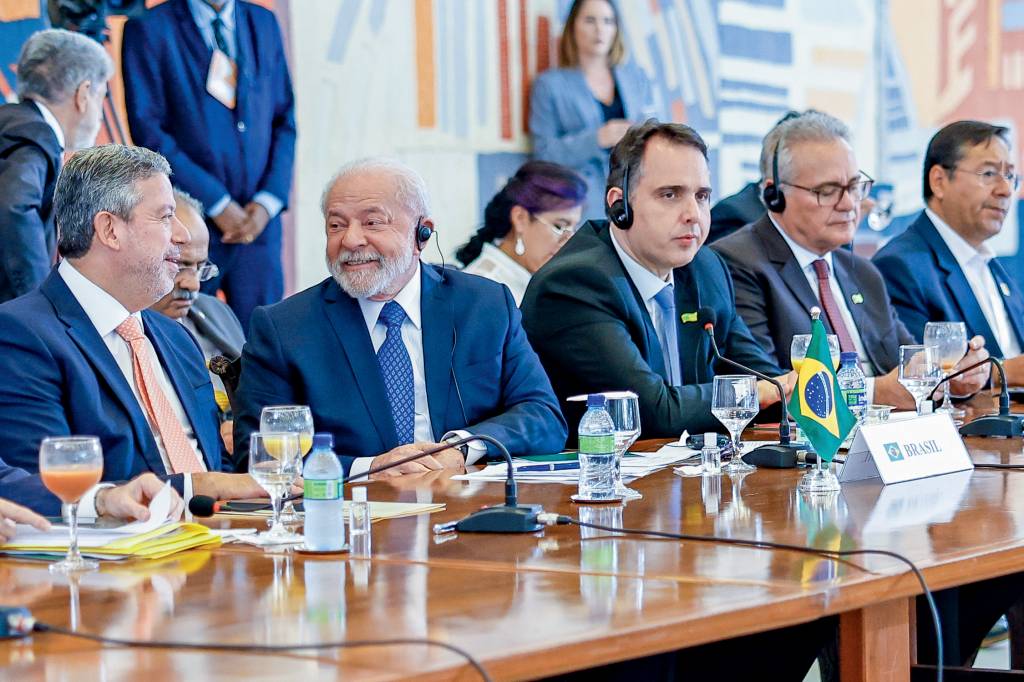 LULA-ARTHUR LIRA-RENAN CALHEIROS-CUPULA AMERICA DO SUL-2023-01.jpg APARÊNCIAS - Com Lula: desconfiança, suspeita de retaliação e pedido de ajuda do presidente da República