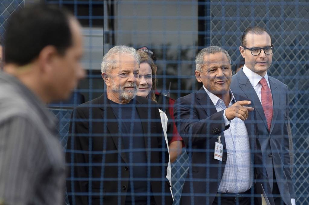 LULA-SAIDA-PRISAO-POLICIA-FEDERAL-2019-1-(46).jpg REVIRAVOLTA - Zanin, com Lula, ao deixar prisão: vitória contra a Lava-Jato