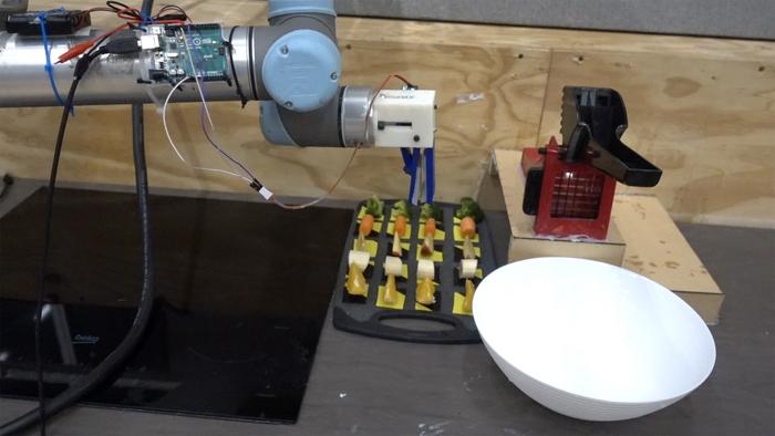 Após assistir a um vídeo de um humano demonstrando uma das receitas, o robô conseguiu identificar qual receita estava sendo preparada e prepará-la -