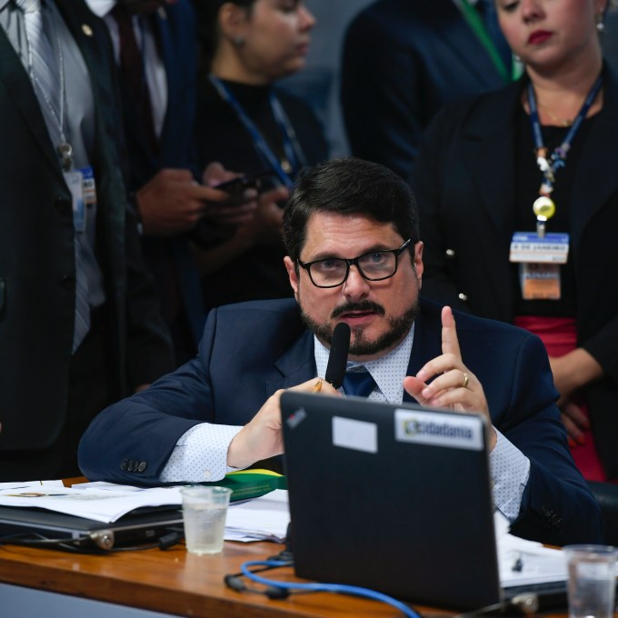 Com tornozeleira, Do Val ganha apoio de senadores do Podemos