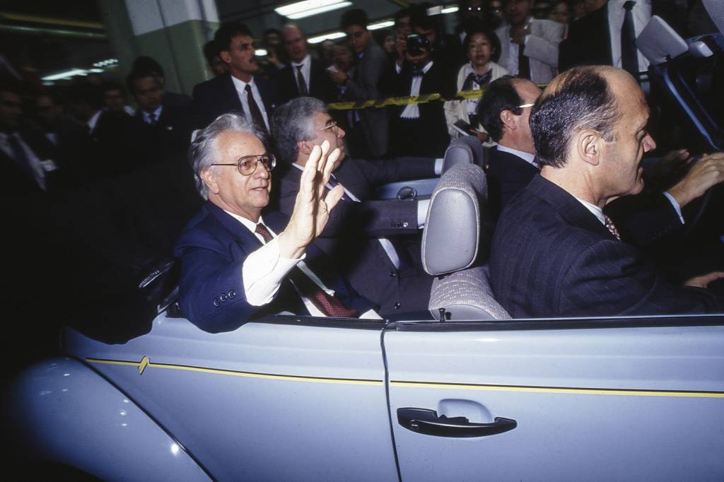 Presidente-Itamar-Franco,-com-o-governador-Fleury,-no-lançamento-do-Fusca..jpg VOLTA AO PASSADO - Itamar Franco, em 1993: ele relançou o velho Fusca
