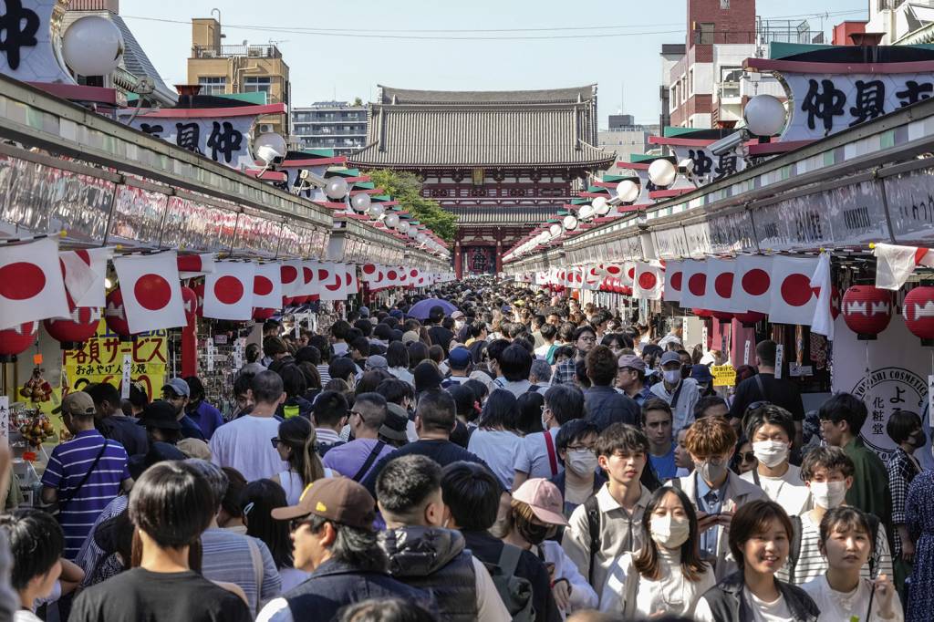 TOQUIO-TURISTAS-JAPÃO-2023-02.jpg MULTIDÃO - Transeuntes em Tóquio: a nova referência inclui dados de 47 pessoas, mas a meta é chegar a 350 indivíduos