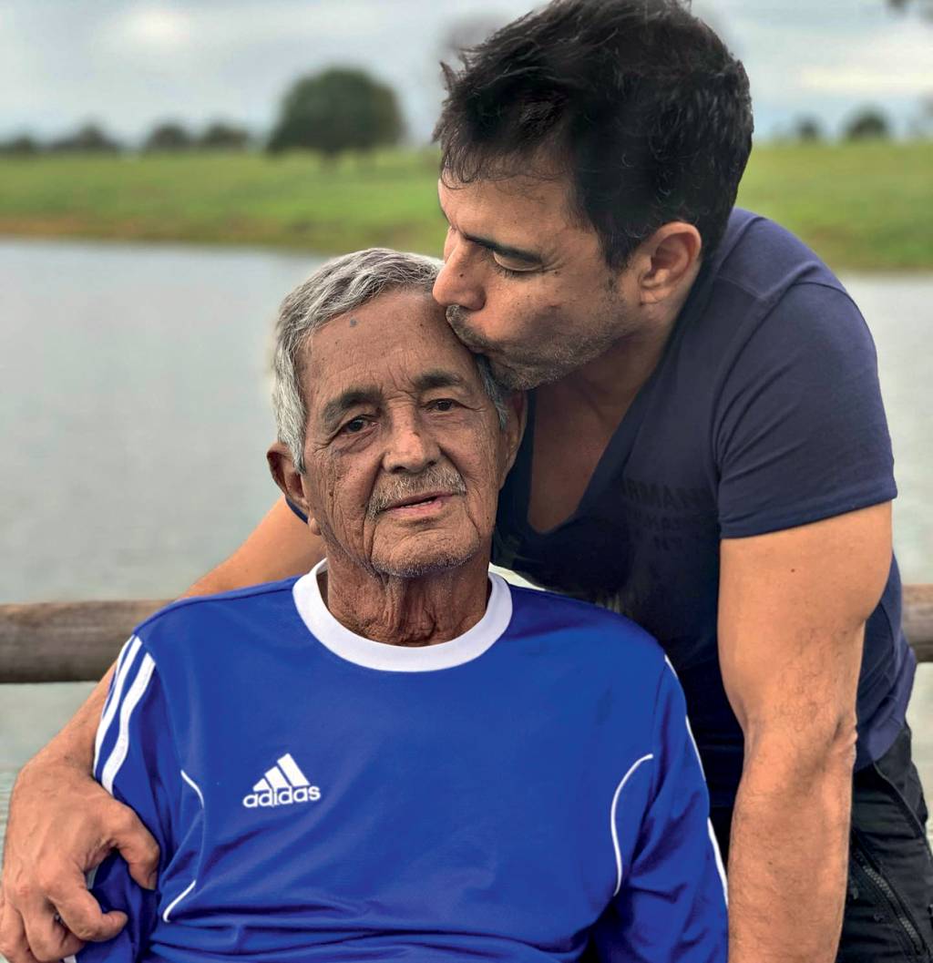 ZEZE DI CAMARGO e PAI 2021 11 a.jpg MEMÓRIA - Com seu Francisco: perda do pai após longa doença