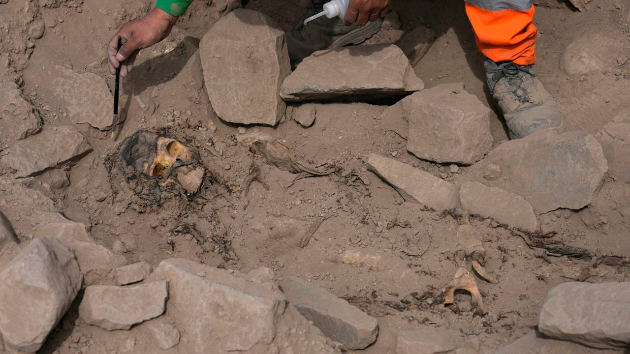 ARQUEOLOGIA - Múmia com cerca de 3mil anos é encontrada próxima a templo no Peru