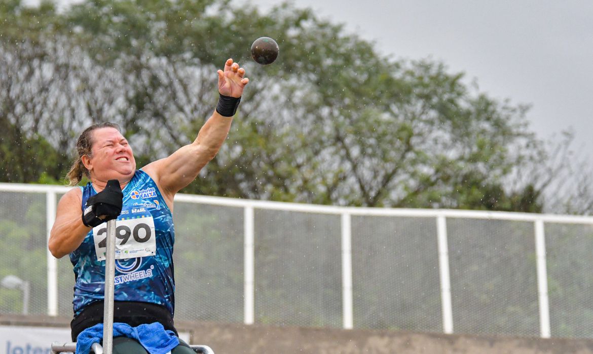 A atleta Beth Gomes, de 58 anos, dona do recorde mundial no arremesso de peso da classe F53 (cadeirantes)