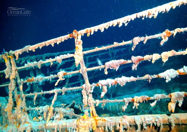 bow-railing-closeup Detalhe do Titanic naufragado, em imagem de expedição da OceanGate Expeditions -