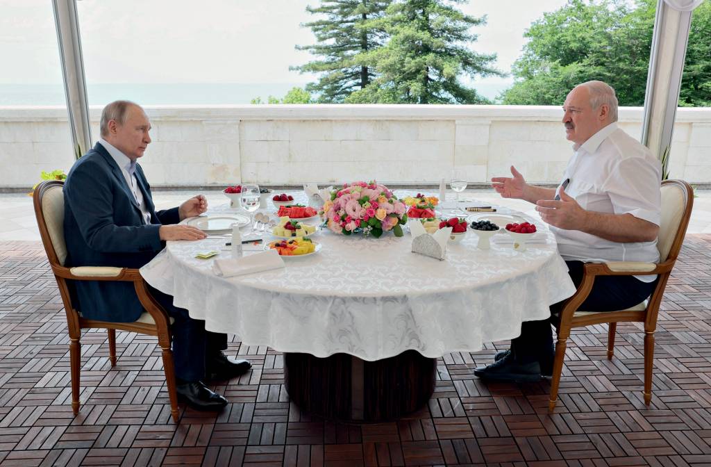 Russia President Vladimir Putin meets with Belarusian President Alexander Lukashenko in Sochi PRESSÃO - Putin com Lukashenko, o aliado ditador: armas nucleares na fronteira
