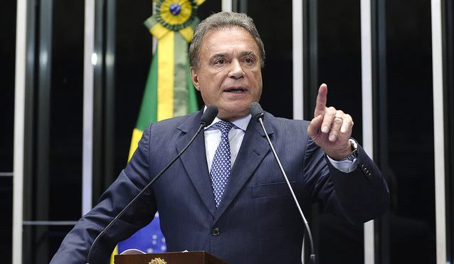 Alvaro Dias vai lançar livro sobre seus mais de 40 anos de vida pública