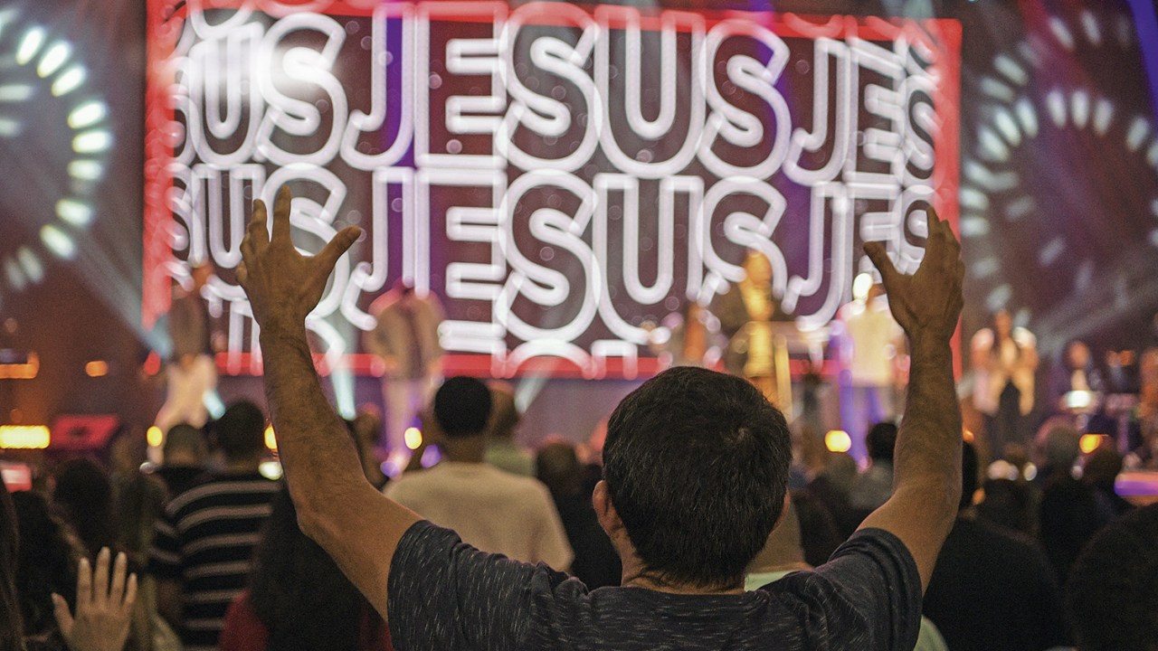 PARA CIMA - Fiéis em igreja do Rio de Janeiro: dezessete novos locais de culto por dia