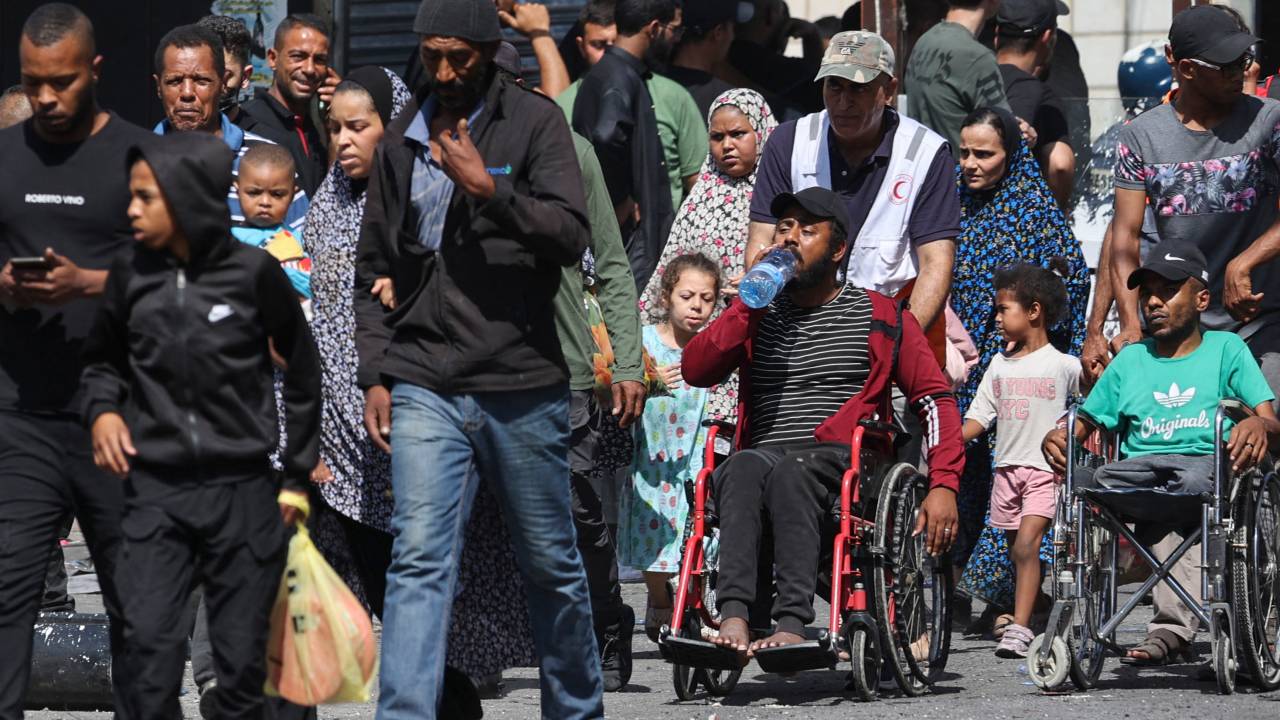 People flee the Jenin refugee camp in the occupied West Bank during an ongoing Israeli military operation on July 4, 2023. Israel's biggest military operation for years in the occupied West Bank continued for a second day on July 4, leaving at least 10 Palestinians dead and forcing thousands to flee their homes as the government said it struck "with great strength" the militant stronghold. (Photo by Jaafar ASHTIYEH / AFP)