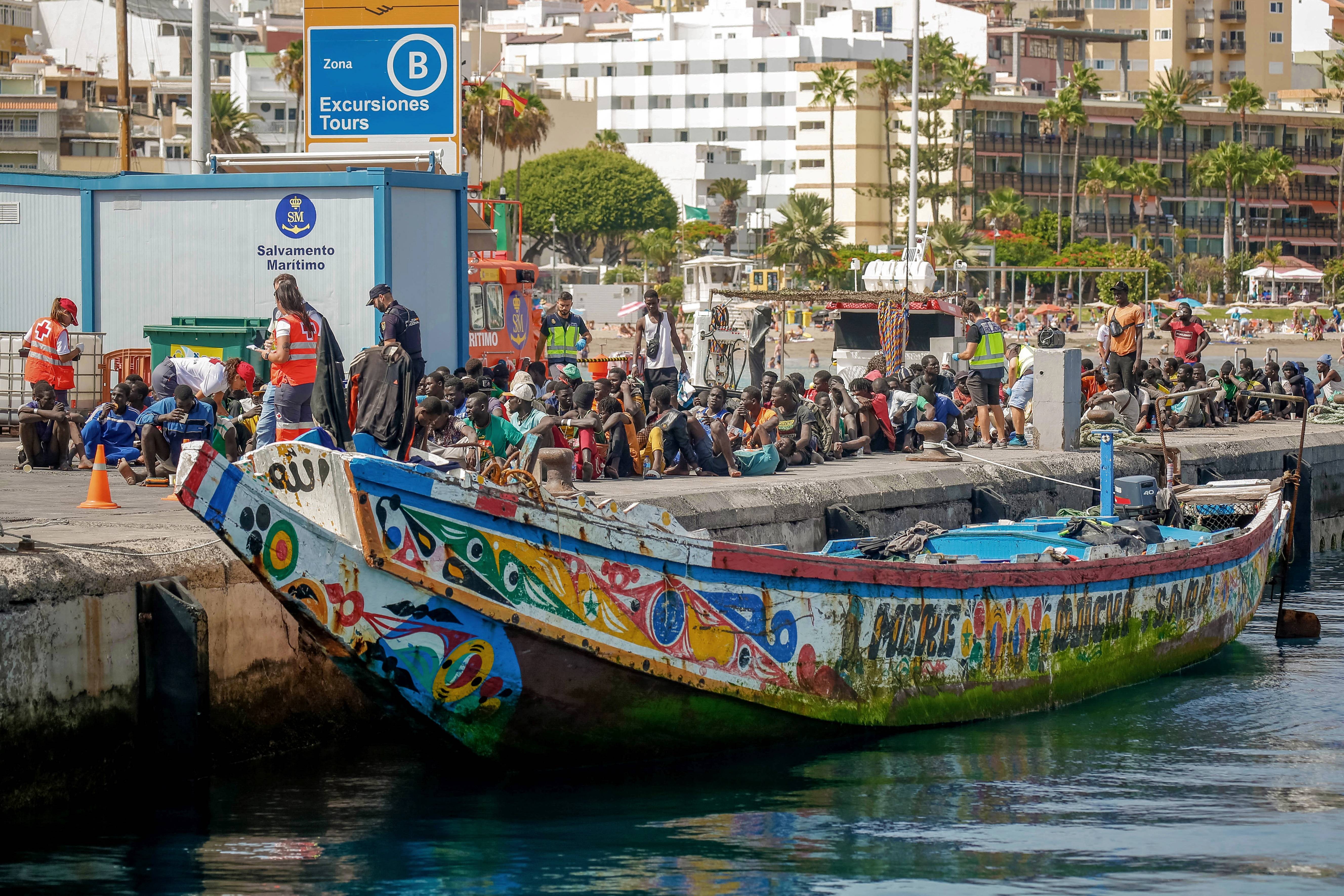 Barco com 200 imigrantes africanos desaparece nas Ilhas Canárias