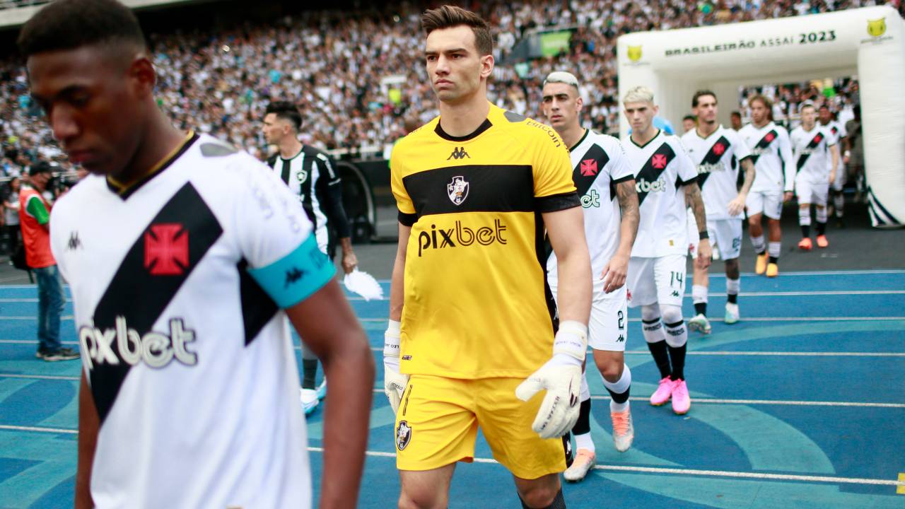 Time do Vasco entra em campo no Estádio Nilton Santos, em jogo contra o Botafogo pelo Campeonato Brasileiro