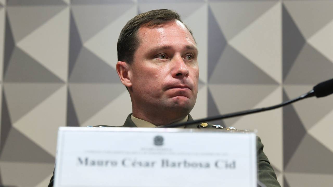 Mauro Cid, ex-ajudante de ordens de Jair Bolsonaro, depõe na CPMI do 8 de Janeiro