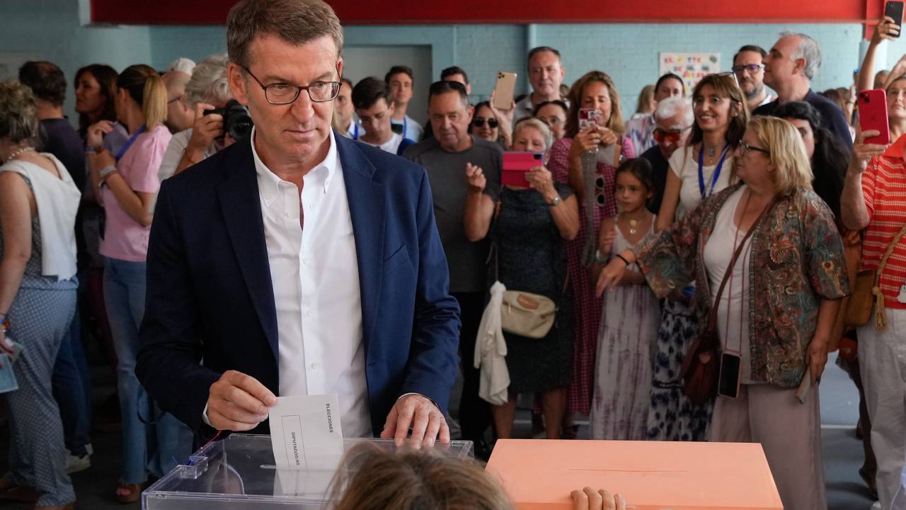 O líder do Partido Popular (PP) espanhol, Alberto Feijoó, durante votação nas eleições gerais em 23 de julho de 2023