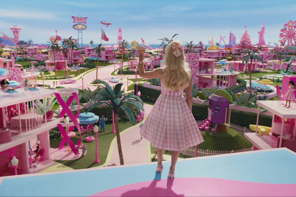 ABRE-SIMPLES-FILME-BARBIE-v.jpeg FANTASIA - A personagem diante de sua “Barbielândia”: estoque de tinta rosa-choque esgotado para criar cenário do filme