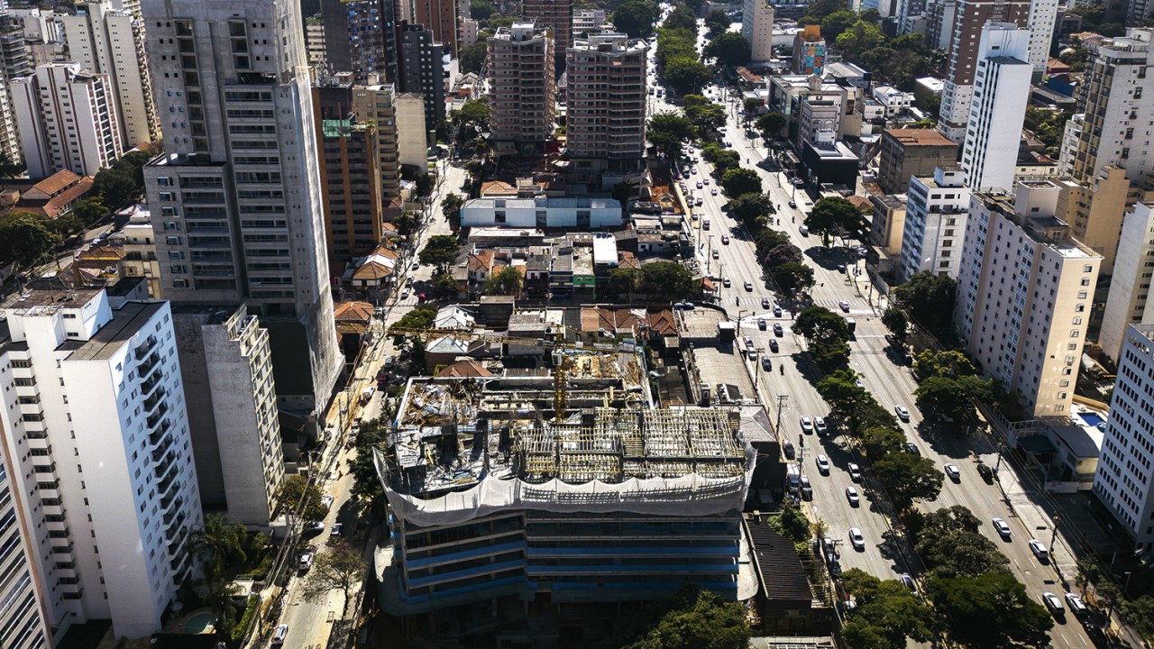MÃOS À OBRA - Prédio em construção em São Paulo: acesso a crédito deverá destravar o setor nos próximos meses