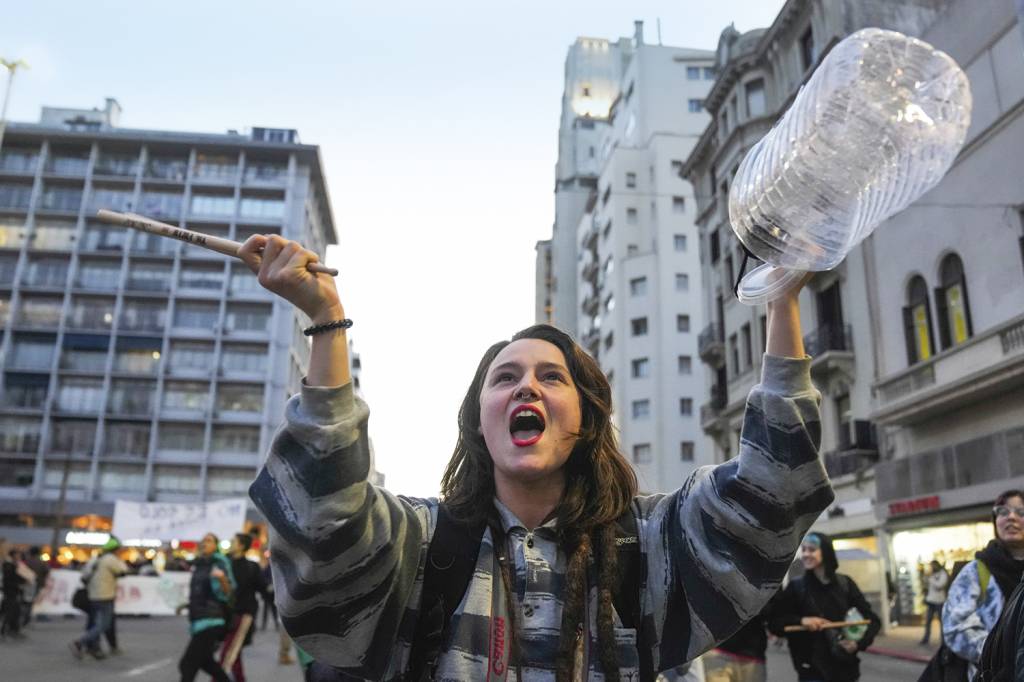 AP23151829789703.jpg ÁGUA, EU QUERO ÁGUA - Protesto em Montevidéu: na escassez, o governo apelou para rio poluído