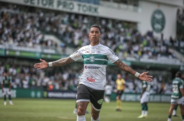 Alef Manga, em partida pelo Coritiba