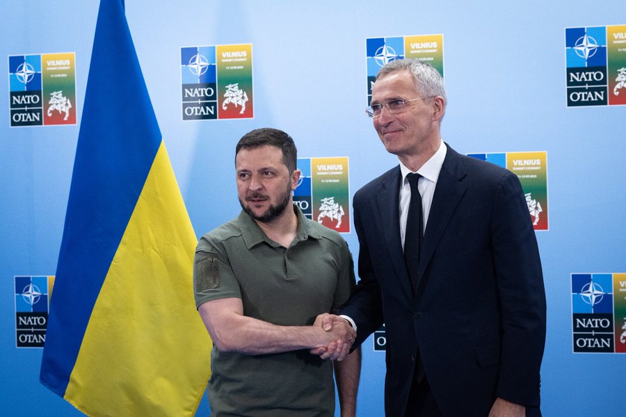 Jens Stoltenberg, secretário-geral da Otan, aperta a mão do presidente ucraniano, Volodymyr Zelensky, durante cúpula da aliança na Lituânia. 12/07/2023 -