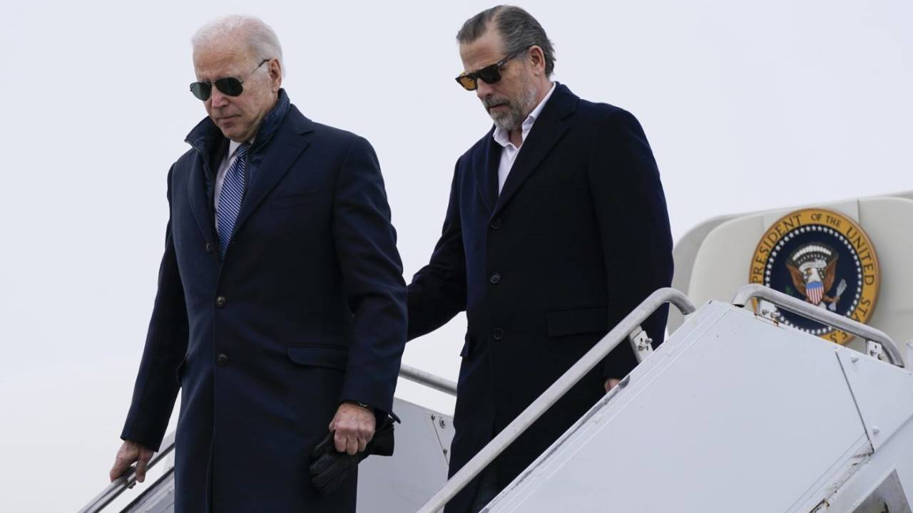 O presidente dos EUA, Joe Biden (esq.), e seu filho, Hunter. 27/07/2023 -