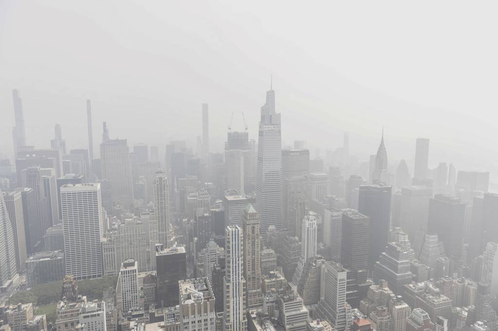 FUMAÇA-NY-CANADA-2023-02.JPG QUEM SABE ONDE É? - Nova York sufocada pela fumaça: queimadas recorde no Canadá produziram a nuvem tóxica