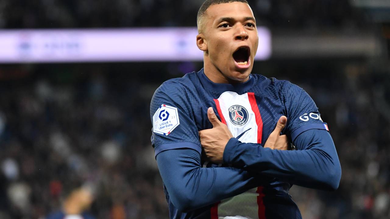 Kyllian Mbappé comemora gol pelo PSG