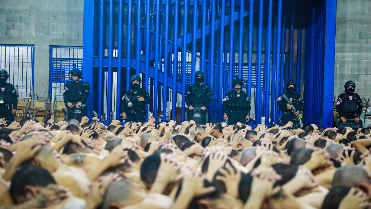 Prisioneiros de membros de gangues, com mãos algemadas nas costas, na Prisão La Esperanza em El Salvador. 07/06/2023