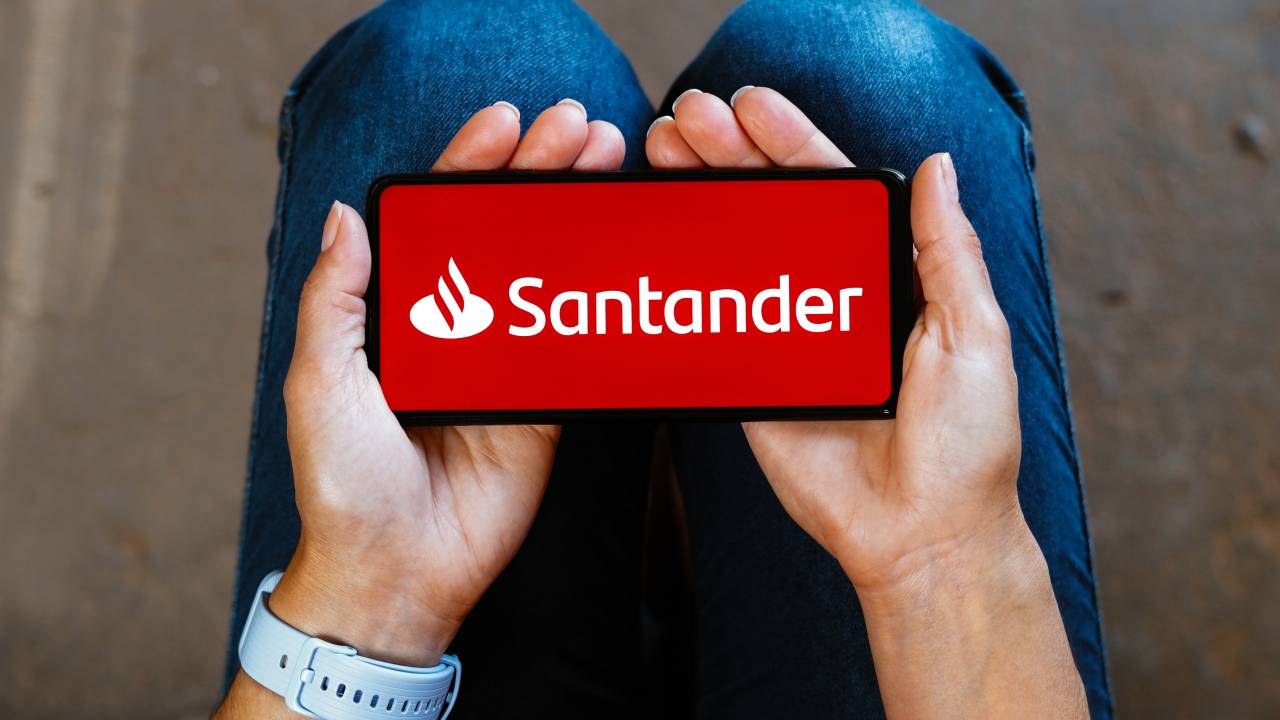 BRAZIL - 2023/06/23: In this photo illustration, the Santander logo is displayed on a smartphone mobile screen. (Photo Illustration by Rafael Henrique/SOPA Images/LightRocket via Getty Images)