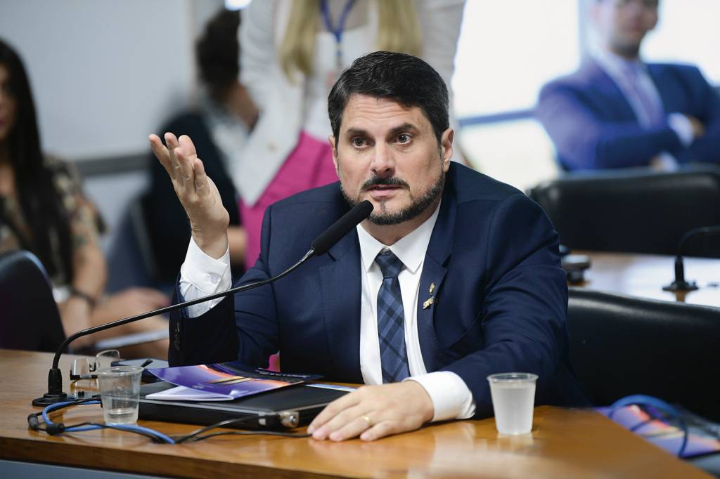 SENADOR-MARCOS-DO-VAL-2022-01.jpg INVESTIGADO - Do Val: busca e apreensão da PF e pedido de licença no Senado