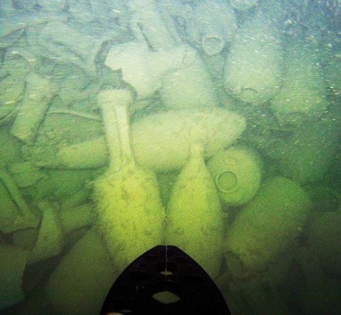 Arqueólogos descobrem antigo navio romano no fundo do Mediterrâneo