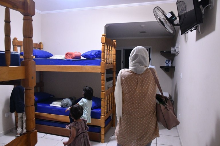 Famílias afegãs abrigadas em Praia Grande
