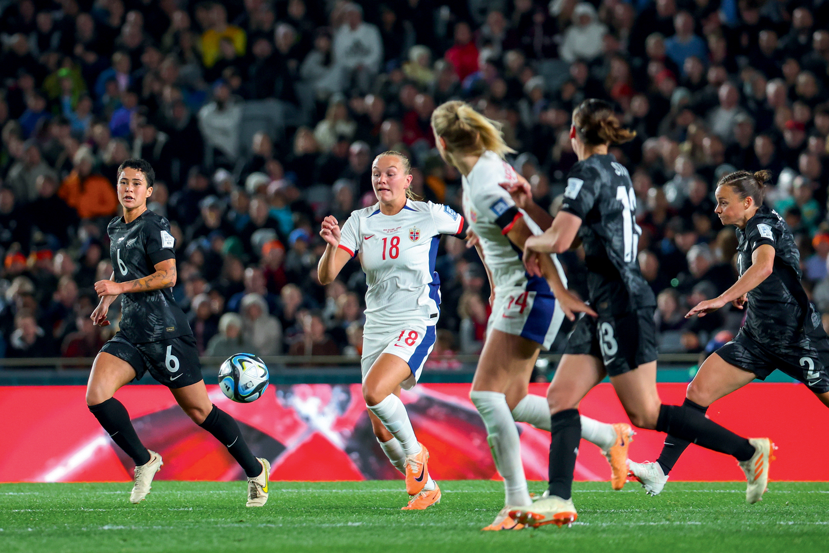 COME&Ccedil;OU -&ensp;Abertura do torneio, entre Nova Zel&acirc;ndia e Noruega: est&aacute;dio cheio